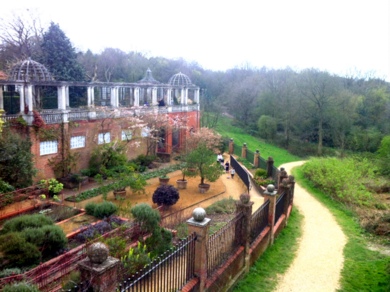 Hill Garden Pergola © Julie Cox