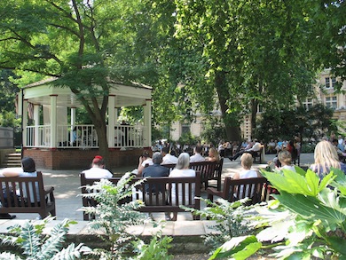 Enjoying live music in Finsbury Circus © Corporation of London
